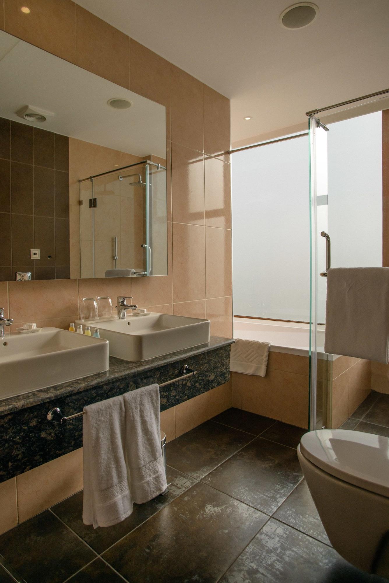 The Concord Hotel & Suites Nairobi Exterior foto A bathroom with a shower enclosure