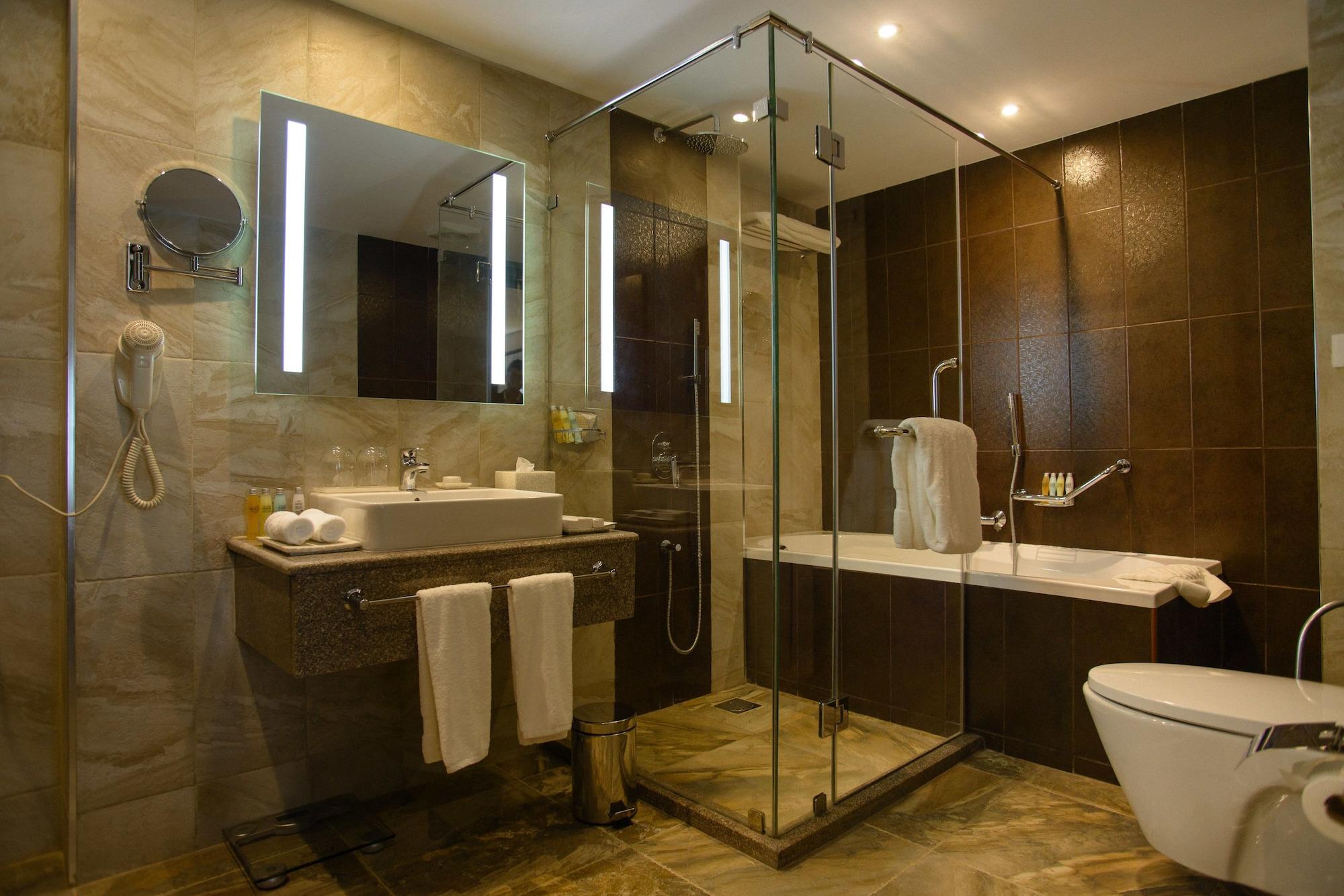 The Concord Hotel & Suites Nairobi Exterior foto A bathroom with a shower cubicle